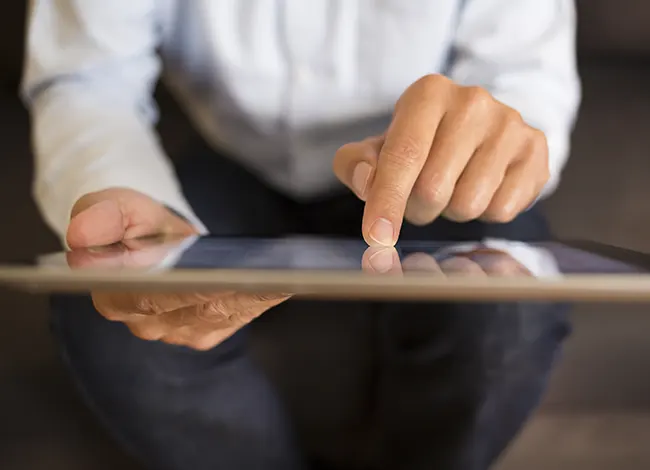 Um entrevistado respondendo a uma pesquisa em um tablet